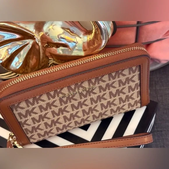 Michael Kors Jet Set Signature Logo Smartphone Wristlet Wallet - Picture 3 of 13